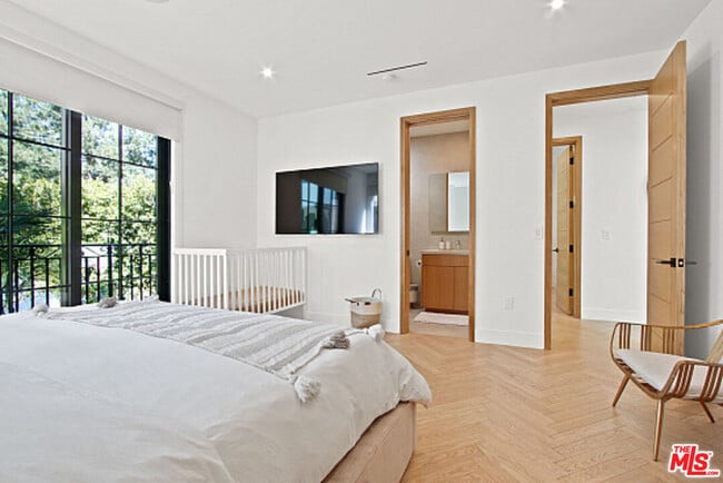 Building Photo - 9451 Sunset Blvd