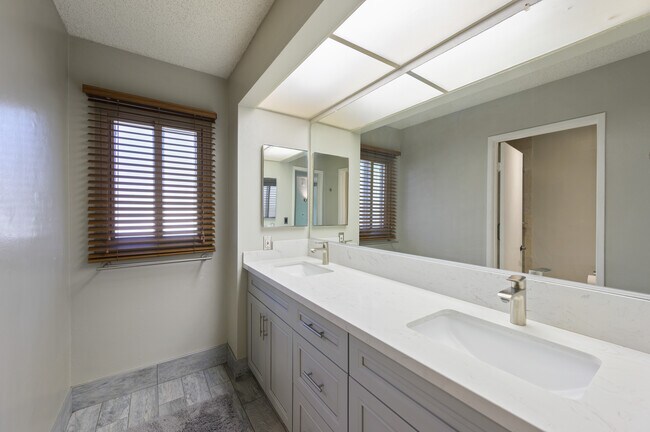 Building Photo - 6716 Clybourn Ave