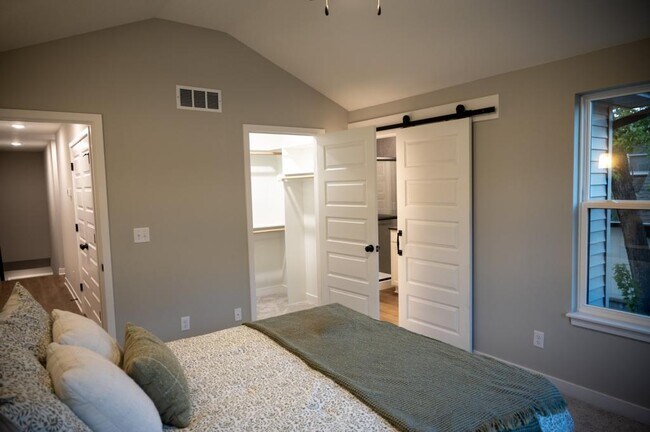 Building Photo - 4614 Forest Ave