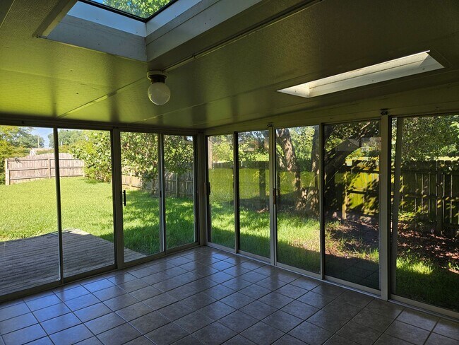 Building Photo - Oak Springs