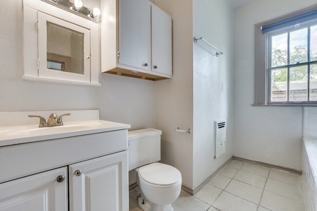 Building Photo - Rare & Classic Oak Lawn House | Great Location | Huge Backyard