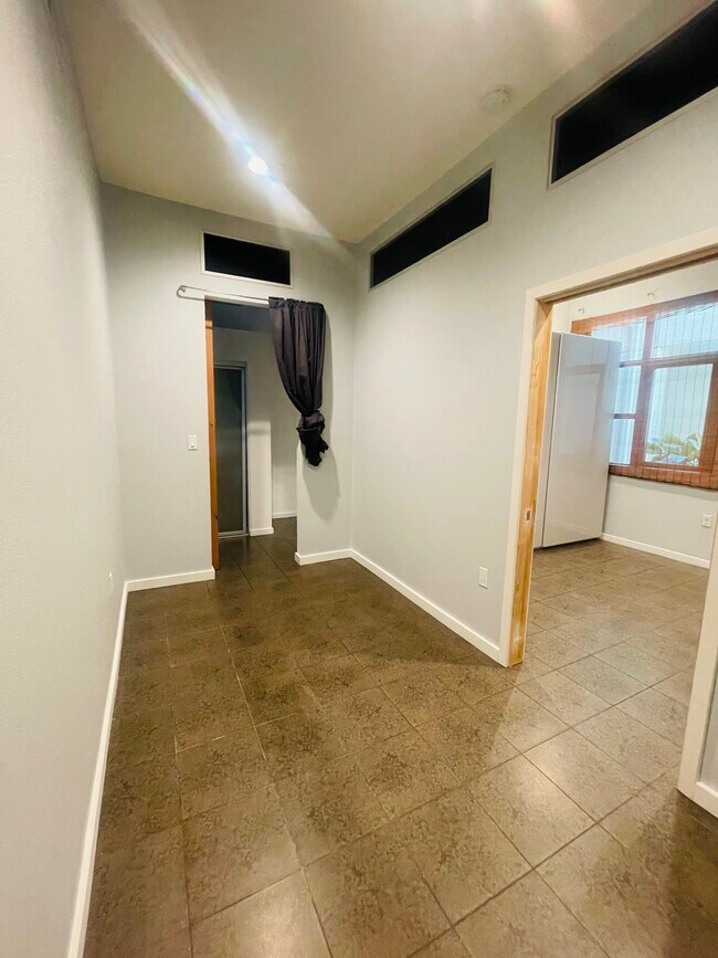 Second Room (bed, office, walk-in closet) - 133 The Promenade N