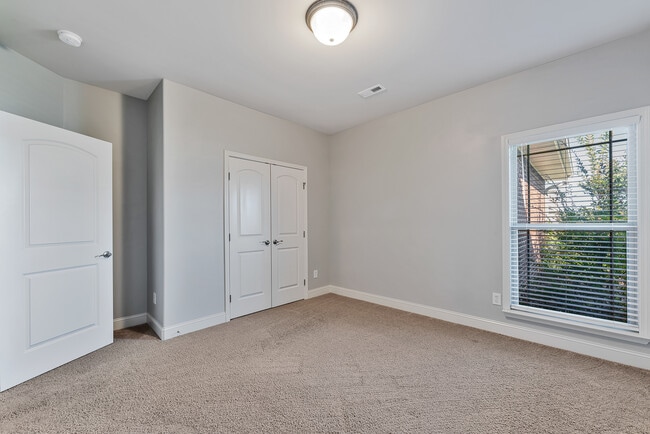 Building Photo - 3028 Greenway Cir SE
