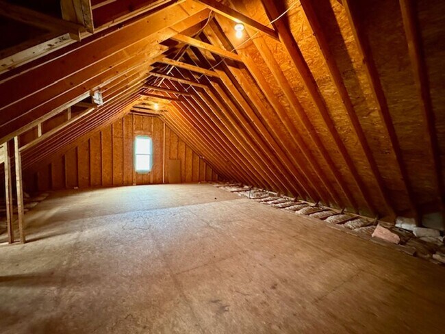 Building Photo - 5 minutes to White Oak!