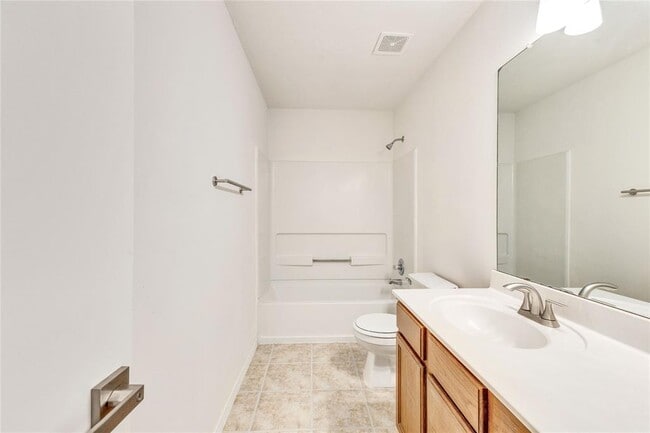 Building Photo - 1200 Del Roy Dr