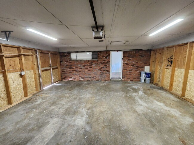 Building Photo - 7520 W Markham St