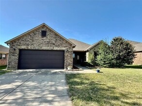 Building Photo - 313 Valley Dr
