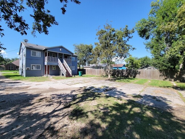 Building Photo - 711 Ave A Ave