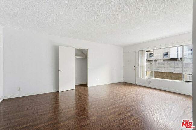 Building Photo - 1475 S Wooster St