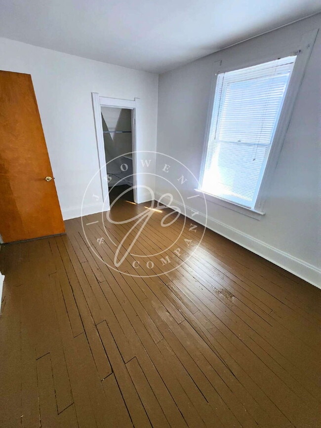 Building Photo - 4 bed 2 bath with 1st floor bedroom and ba...