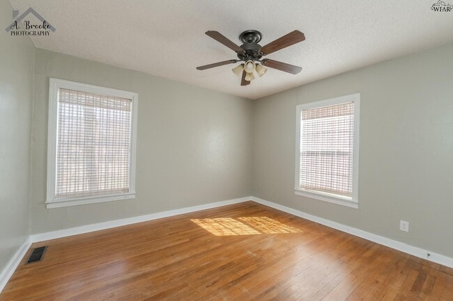 Building Photo - 3121 Sherwood Ln