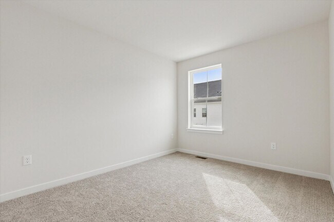 Building Photo - Brand New River Pointe townhome with modern finishes, flexible living space, and a prime location...