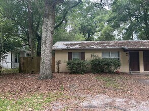 Building Photo - Beautiful 2/1 NW Gainesville with large yard