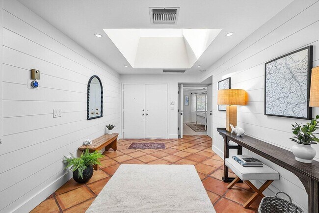 Building Photo - 18 Bristol Ln