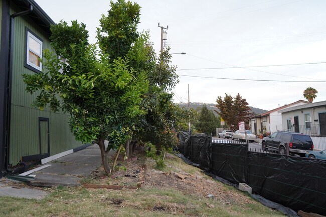Building Photo - Spacious 3 bedroom, 1 bathroom renovated home