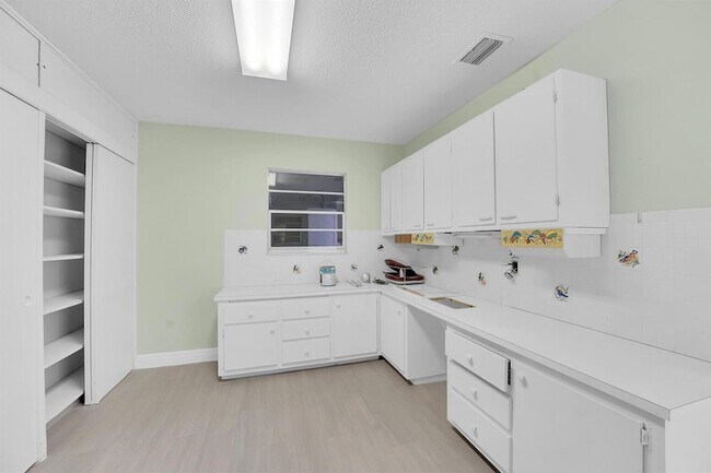 Building Photo - 154 SE Naranja Ave