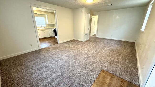 Building Photo - Savanna- Adorable two bedroom, one bath home.