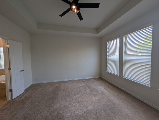Building Photo - 4/2.5/2 with Large Game Room / Near Gruene...