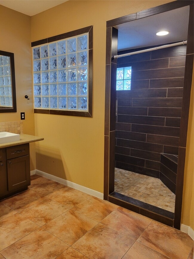 Building Photo - 3715 Pinehurst Dr