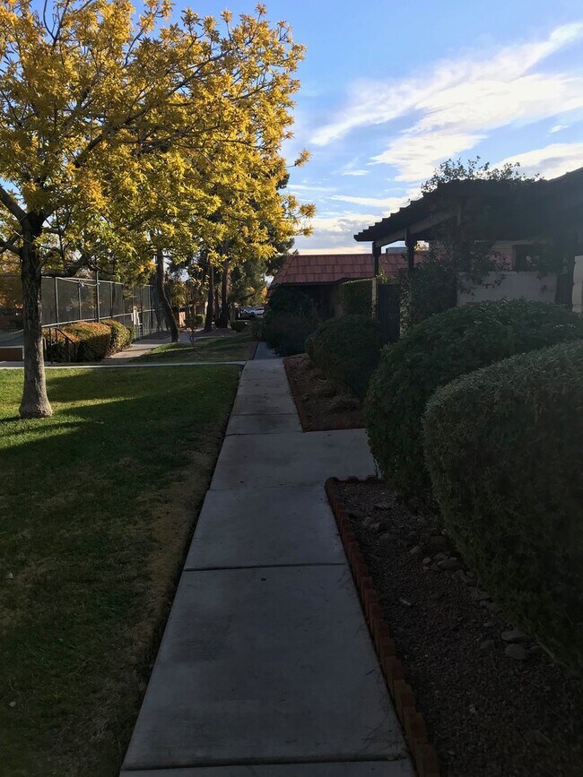 Building Photo - BEAUTIFUL 2 BEDS 1 1/2  BATHROOM APARTMENT