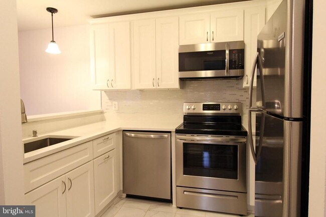 Building Photo - 102 Chesterfield Ln