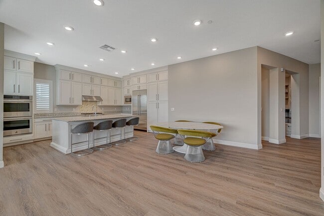 Building Photo - Mira Villa