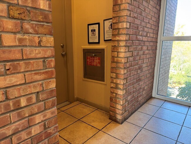 Building Photo - 5950 Oakwood Dr