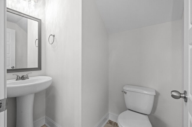 Building Photo - Pet Friendly Three Bedroom!