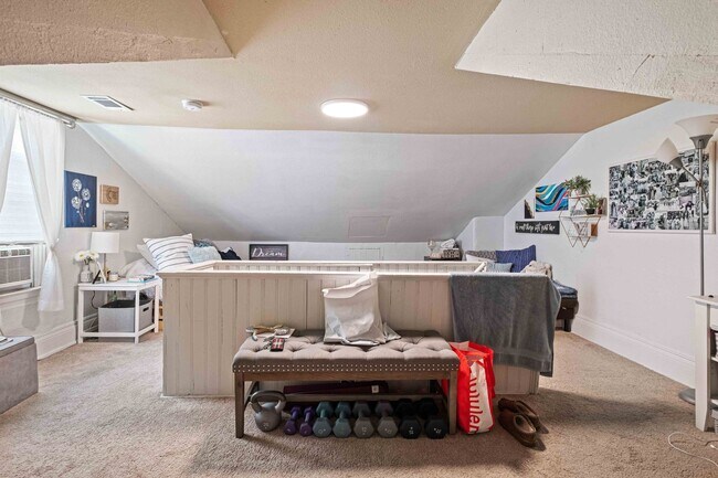 Building Photo - Luxury South Side flats home