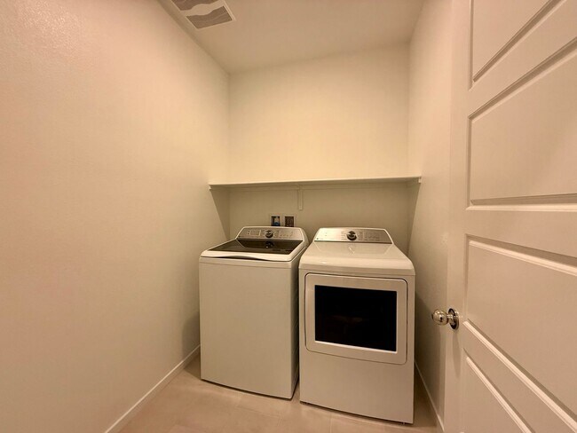 Building Photo - 4 BED 3.5 BATH 2 CAR GARAGE HOME w/ LOFT, ...