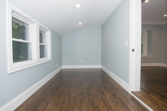 Building Photo - No Brokers Fee. InUnit Washer/Dryer, centr...