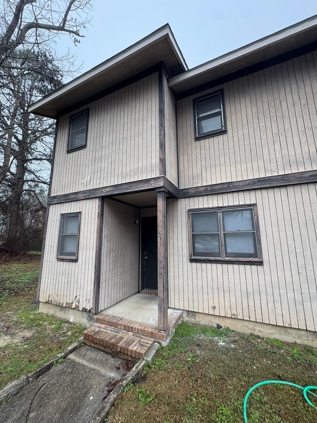 Building Photo - 201 Westbrooke Court #5 (Westbrooke Townhomes)