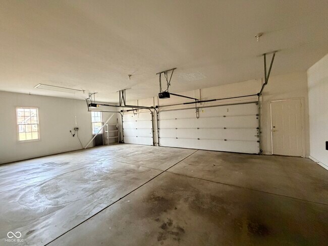 Building Photo - 1351 Woodpond N Roundabout