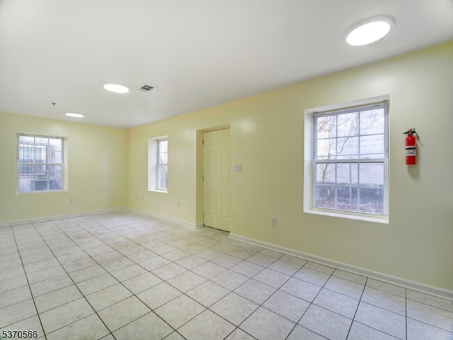 Building Photo - 13 Lisa Ct