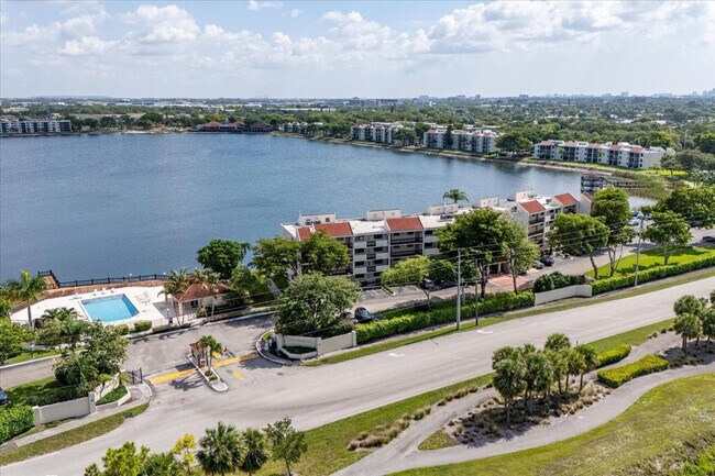 Building Photo - 113 Lake Emerald Dr