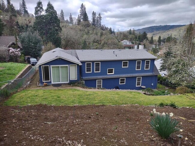 Building Photo - 1368 SE Overlook Ave