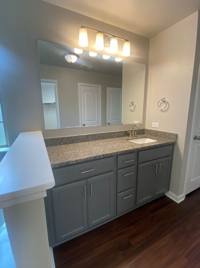 Building Photo - 4 BEDROOM CORNER LOT