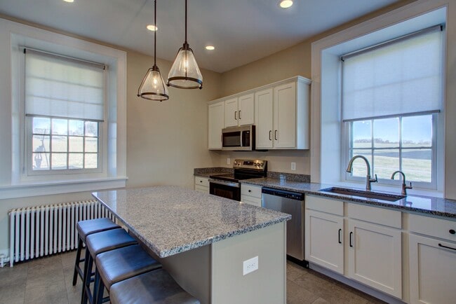 Building Photo - 796 Long Ln