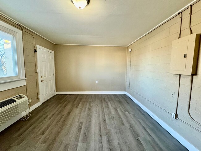 Building Photo - Studio Apt All Utilities Included!