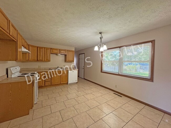Building Photo - Charming 3 Bedroom Home Available Now