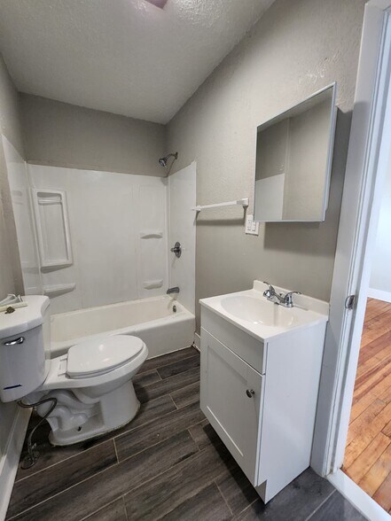 Building Photo - 74 William St