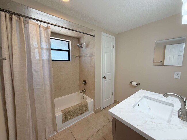 Building Photo - Spacious 2/2 with home with fenced yard in great Port Richey location.