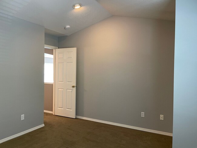 Building Photo - Beautiful and Well Maintained 2 Bed and 2....