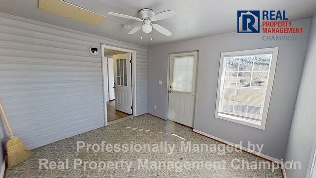 Building Photo - Spacious 3 BD/2.5 BA Home w/New Flooring and Fresh Paint
