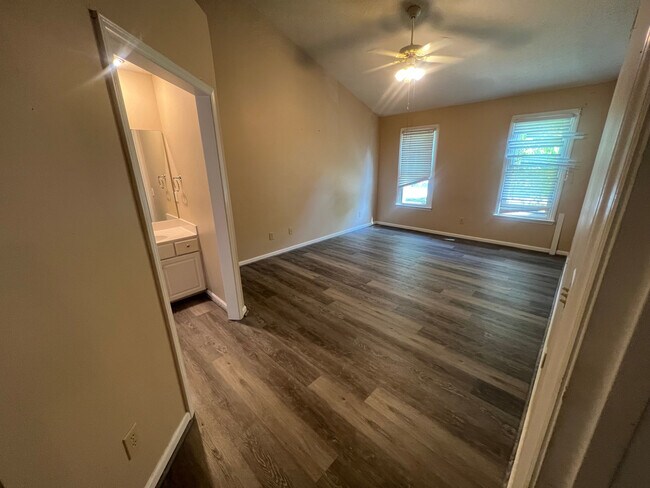 Building Photo - Room in Single Family Home on Daingerfield Dr
