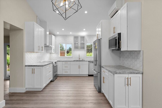 Building Photo - 2 bedroom 2 bath with one car garage on a gated property surrounded by vineyard views Water and S...