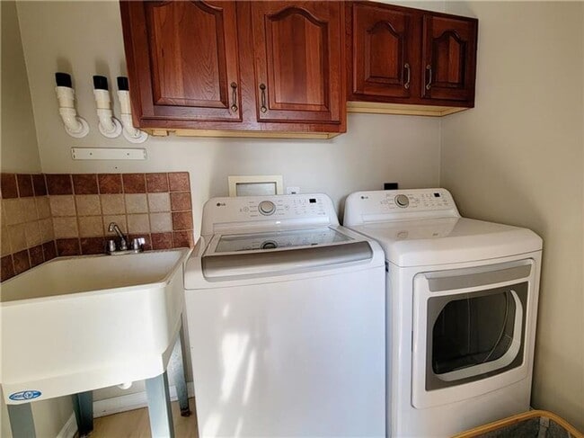 Building Photo - Spacious 4-Bedroom 3.5 bath Colonial with Pool & Modern Upgrades