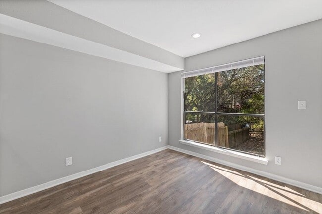 Building Photo - 1930 Holly Hill Dr