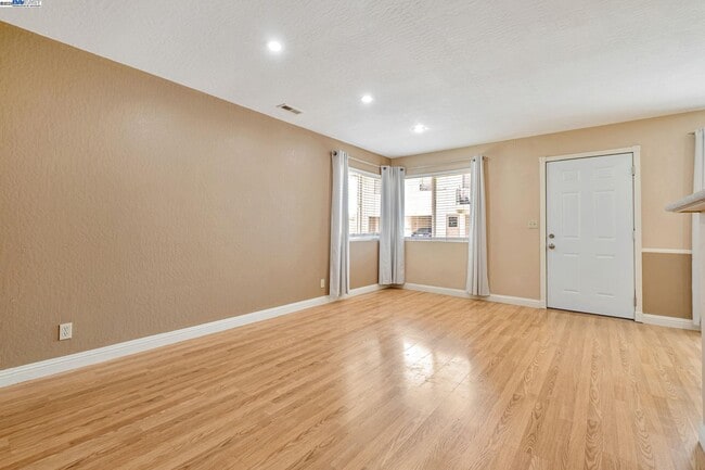 Building Photo - 2141 Swan Ct