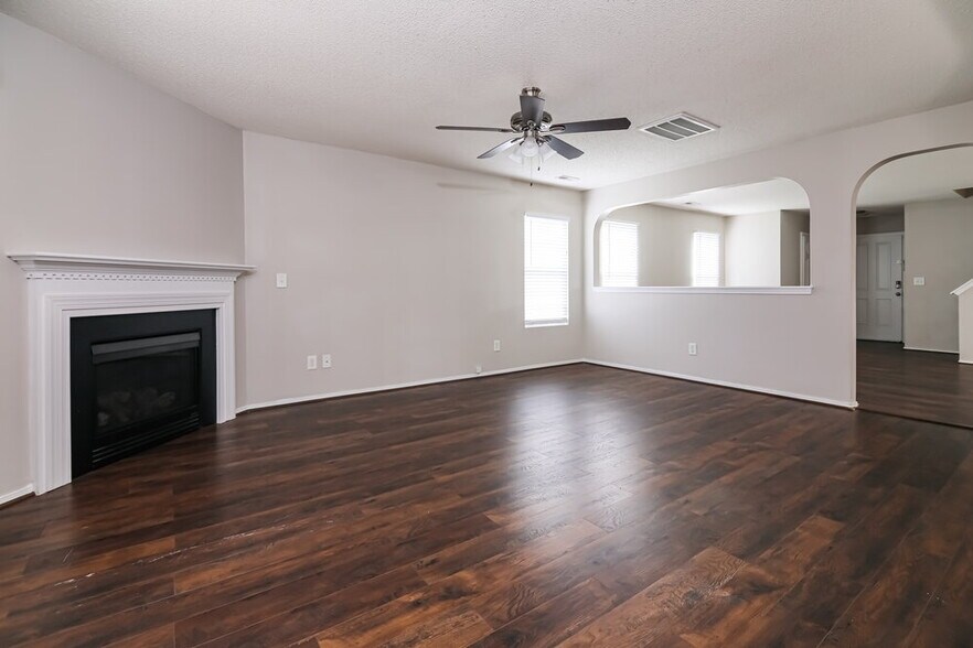 Building Photo - 3032 Van Dorn Rd